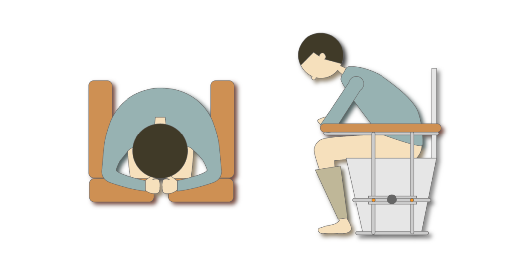 トイレの便座前方に設置した手すりに腕を預け、前かがみで座る様子