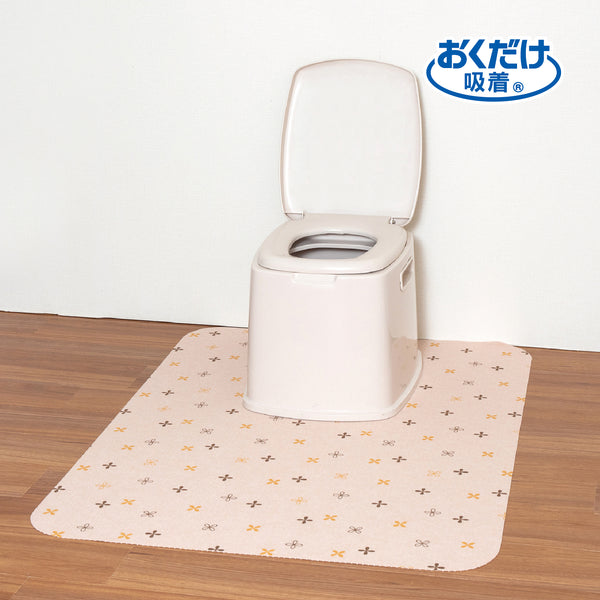 サンコー おくだけ吸着 ポータブルトイレマット大判をトイレの下に敷いた写真