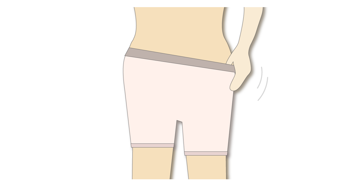 濡れた肌ではホルダーパンツを引き上げにくい様子