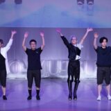 O-MU-TSU WORLD EXPOのステージに立つ八木大志ら運営メンバー