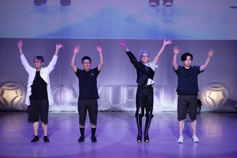 O-MU-TSU WORLD EXPOのステージに立つ八木大志ら運営メンバー